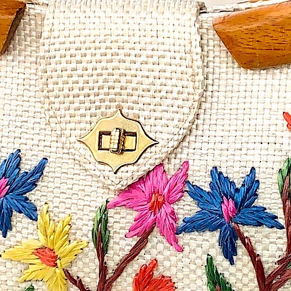 VINTAGE WOVEN STRAW PURSE WOOD HANDLES FLORAL STRAW EMBROIDERY GOLD HARDWARE - Picture 4 of 9
